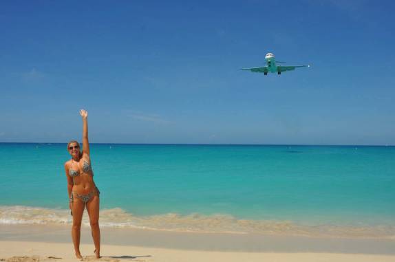 Avião de grande porte se prepara para pousar no aeroporto de Juliana, ao lado de Maho Bay, praia de Sint Maarten - Caribe